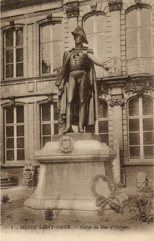 A l'intérieur de la cour se trouvait la statue du Duc d'Orléans.